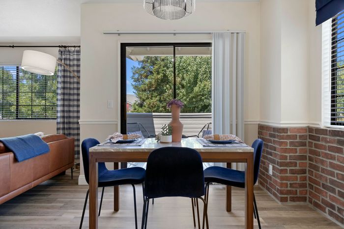 Model Dining