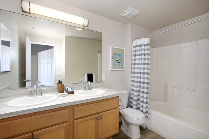 Oxnard Apartment Bathroom - Serenade at Riverpark