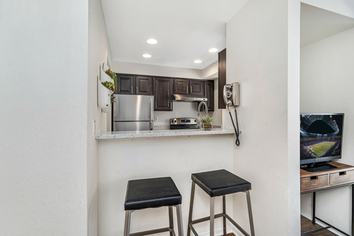 Model Breakfast Bar