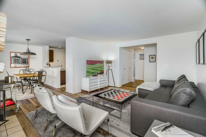 Tacoma Apartments Living Room - The Boulders at Puget Sound
