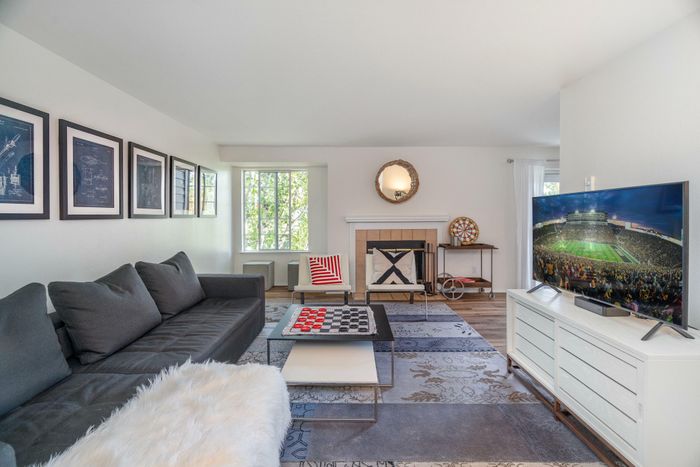 Tacoma Apartments Living Room - The Boulders at Puget Sound