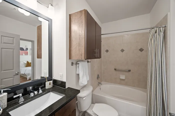 bathroom with tub