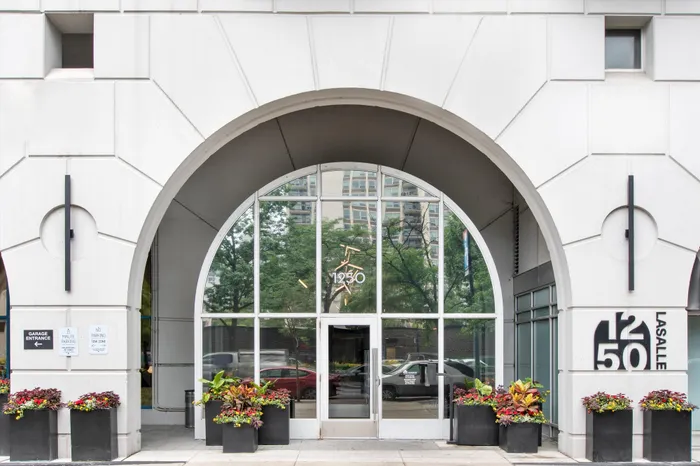 1250 LaSalle - Arched Entrance