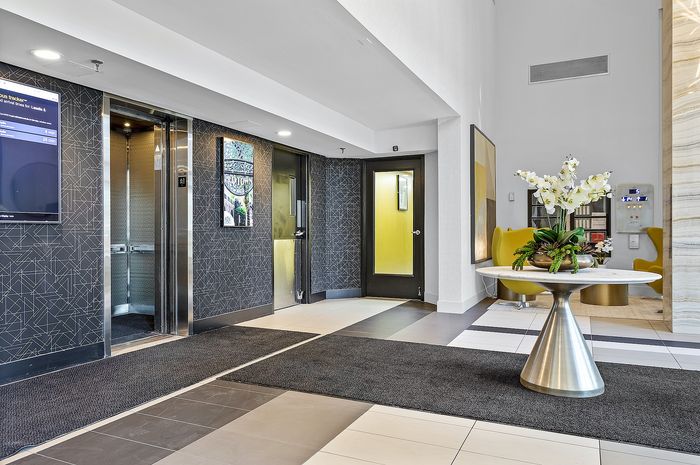 1250 LaSalle - Modern Lobby