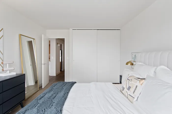 1250 LaSalle - Minimalist Bedroom
