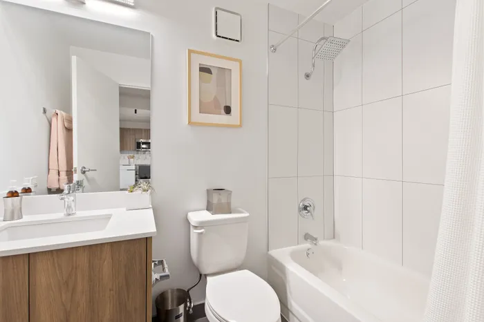 1250 LaSalle - Modern Bathroom