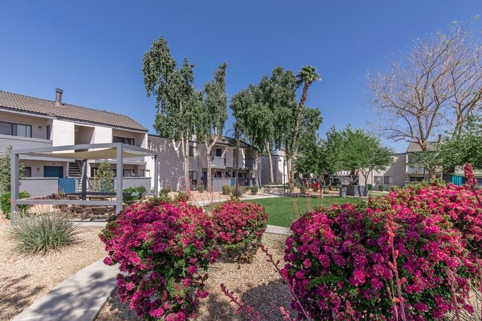 Rise on McClintock Amenities