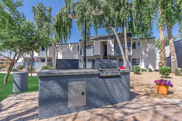 Rise on McClintock Amenities