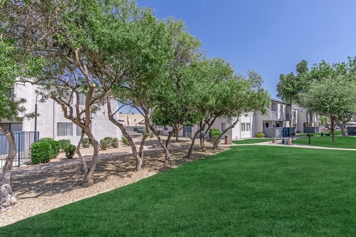 Rise on McClintock Amenities