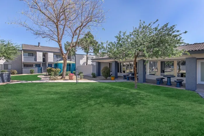 Rise on McClintock Amenities