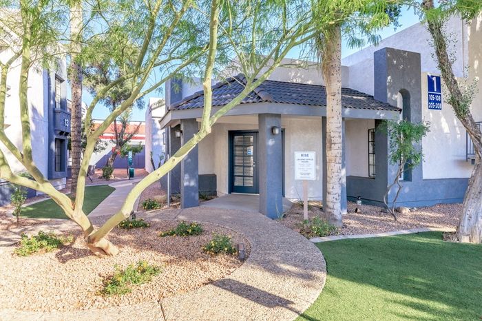 Rise on Cactus Amenities