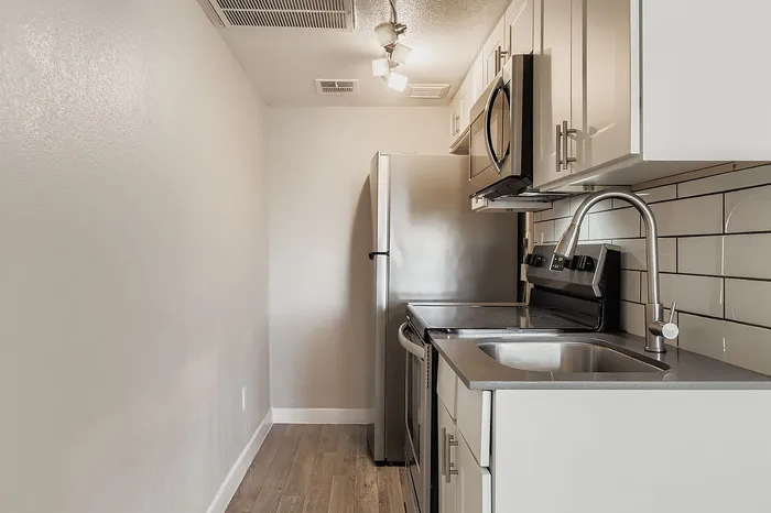 S1 Gold - Studio 1 Bath