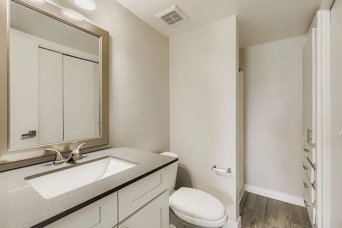 S1 Gold - Studio 1 Bath