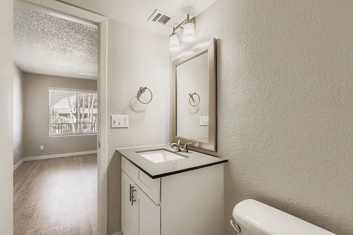 S1 Gold - Studio 1 Bath