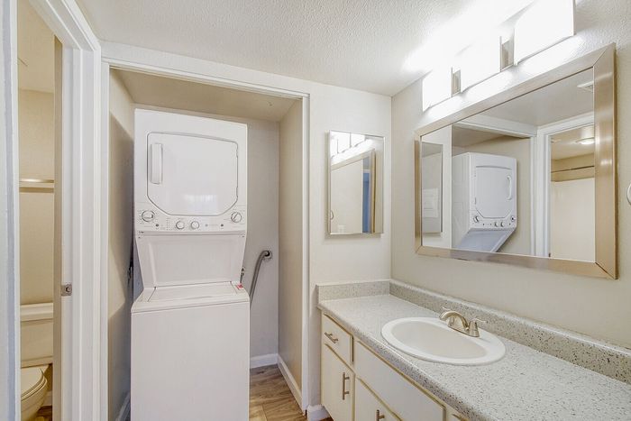 A1 Silver - 1 Bed 1 Bath
