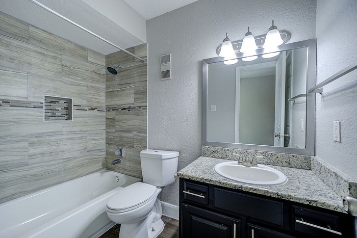 Ashford Cove at Briar Forest Bathroom