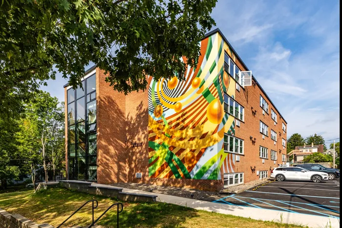 127 E Hamilton