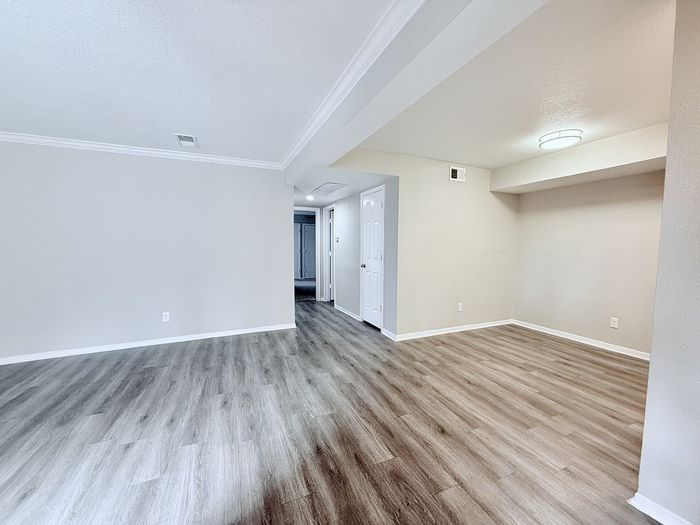 B1 - 2BD, 1BA - 894SF - Entry