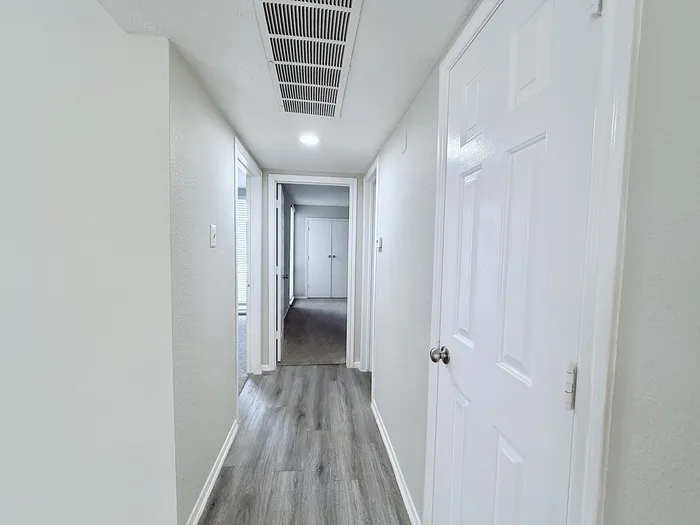 B1 - 2BD, 1BA - 894SF - Hallway