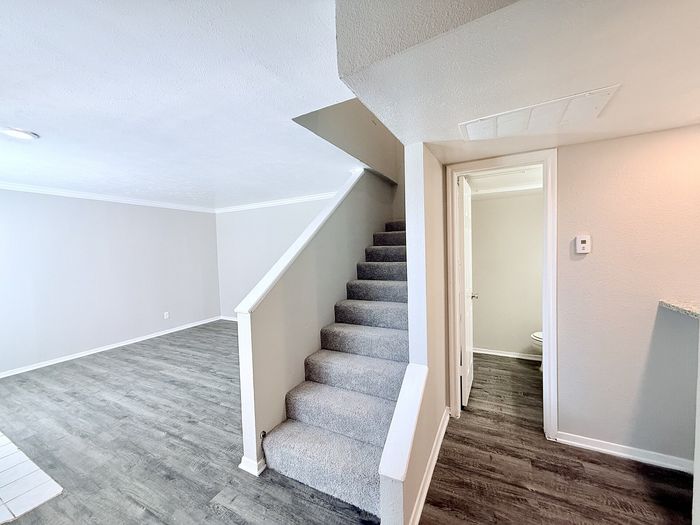 B3 - 2BD, 1.5BA - 1250SF - Stairs