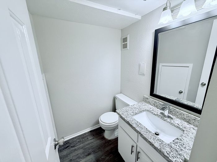B3 - 2BD, 1.5BA - 1250SF - Half Bath