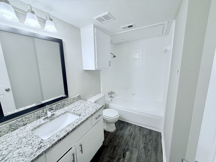 B3 - 2BD, 1.5BA - 1250SF - Upstairs Bathroom