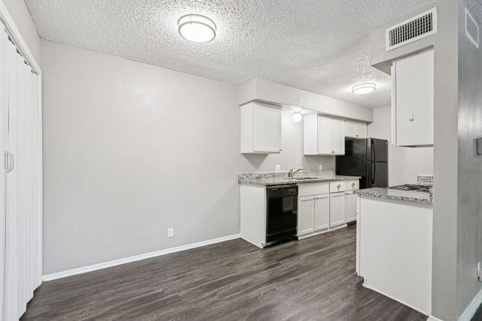 B1 - 2BD, 2BA - 920SF - Dining Room/Kitchen
