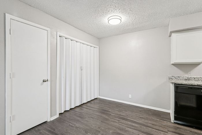B1 - 2BD, 2BA - 920SF - Dining Room/Laundry