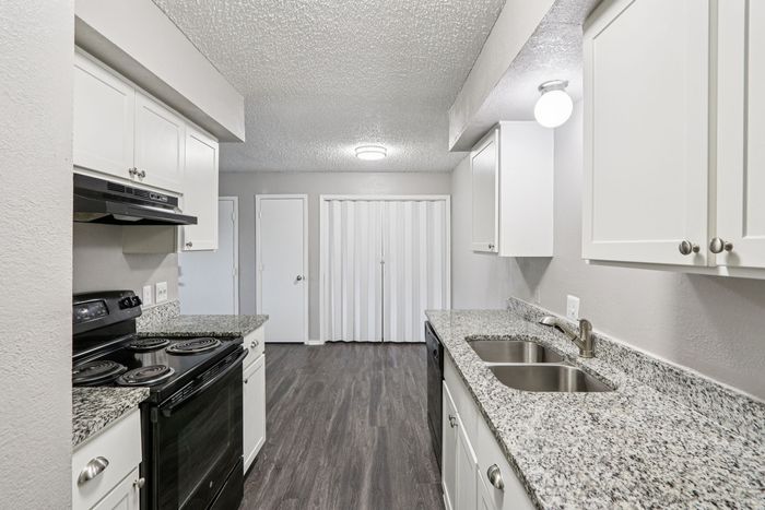 B1 - 2BD, 2BA - 920SF - Kitchen/Dining Room