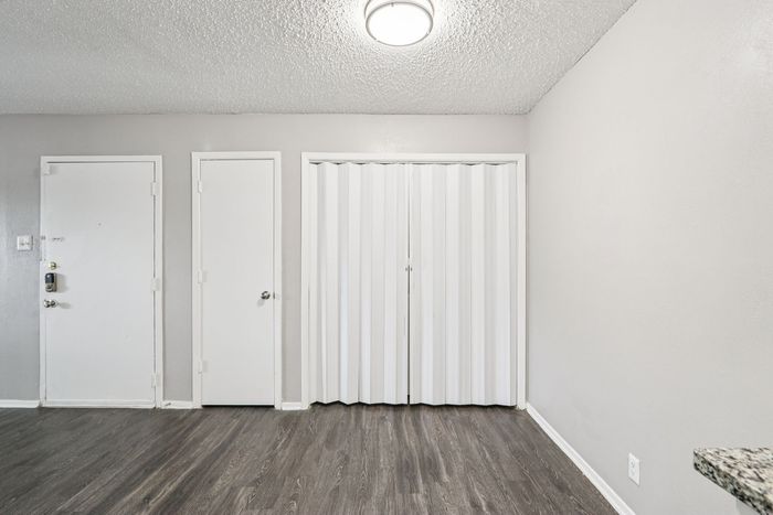 B1 - 2BD, 2BA - 920SF - Laundry