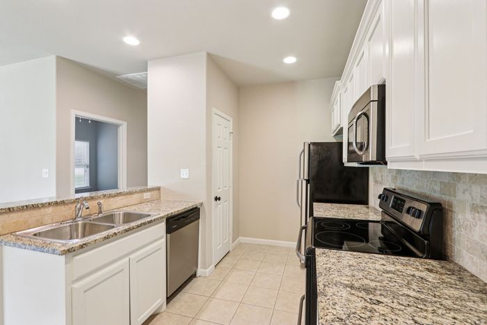 B2 - DUPLEX - 2BD, 2BA - 1054SF - Kitchen