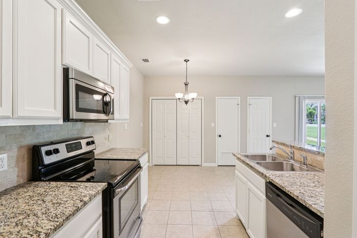 B2 - DUPLEX - 2BD, 2BA - 1054SF - Kitchen