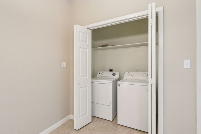 B2 - DUPLEX - 2BD, 2BA - 1054SF - Laundry