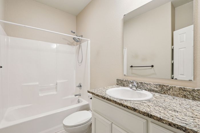 B2 - DUPLEX - 2BD, 2BA - 1054SF - Master Bathroom