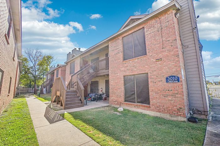 Exterior of Chalk Gardens apartments in Fort Worth, Texas
