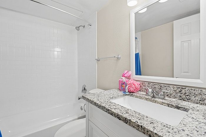 A1 - 1BD, 1BA - 650SF - Bathroom