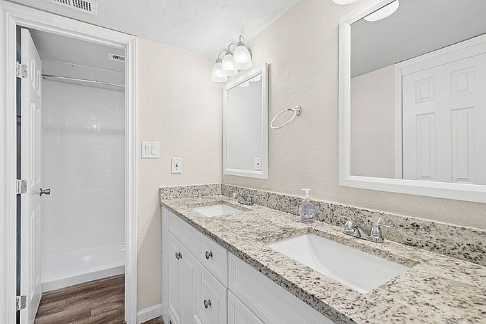 C1 - 3BD, 2BA - 1200SF - Primary Bathroom