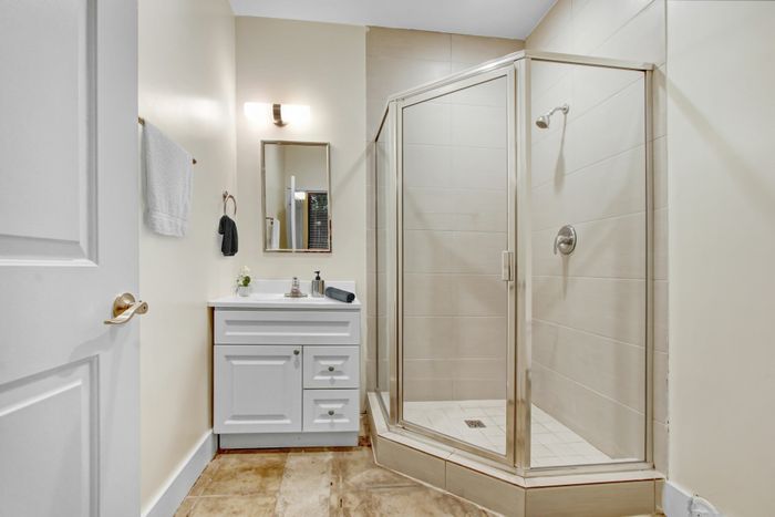 Ancelle Apartments Bathroom