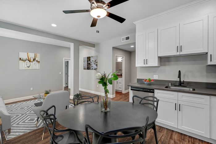 Kitchen & Dining