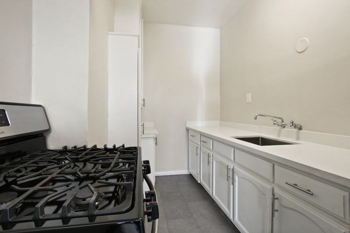 Ancelle Apartments - Studio Kitchen