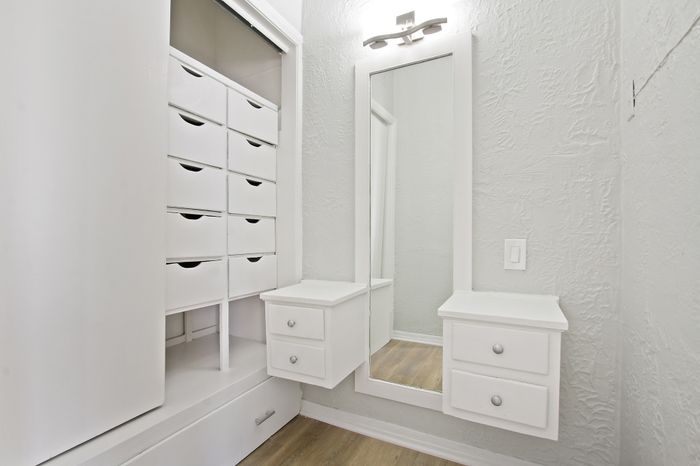 Ancelle Apartments - Studio Closet/Vanity
