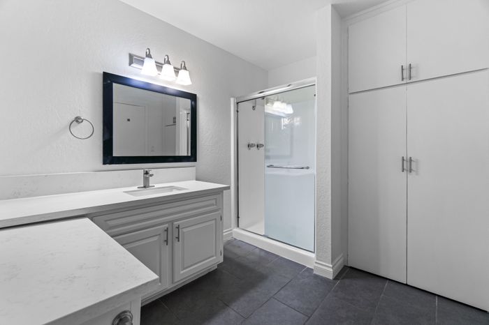 600 Olive Bathroom