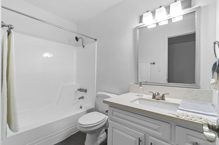 600 Olive Bathroom
