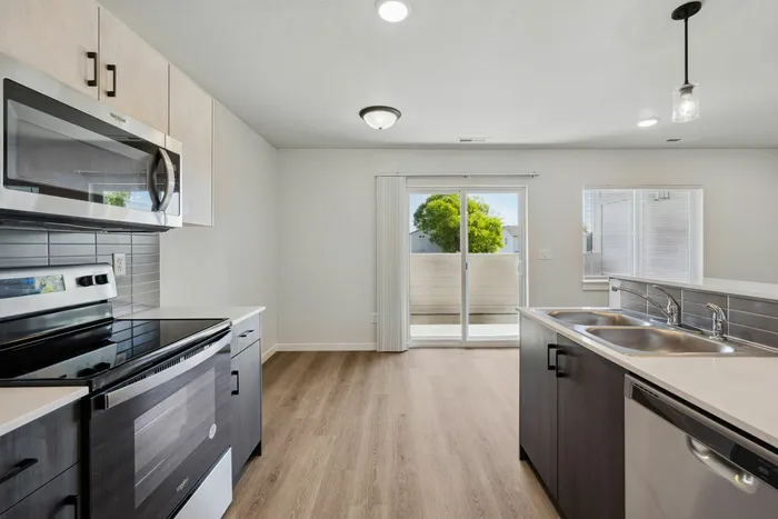 Kitchen & Dining