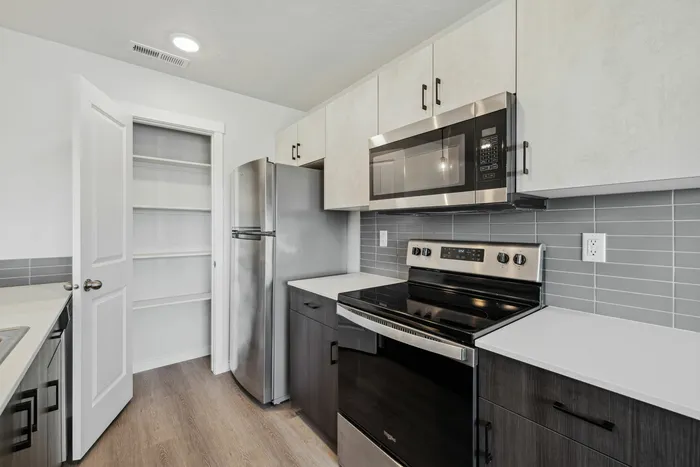 Kitchen & Dining