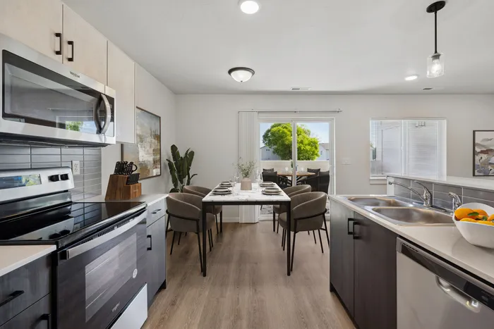 Kitchen & Dining