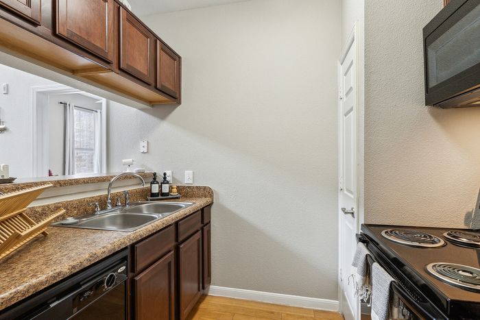 4BR/4BA Townhome Standard Kitchen