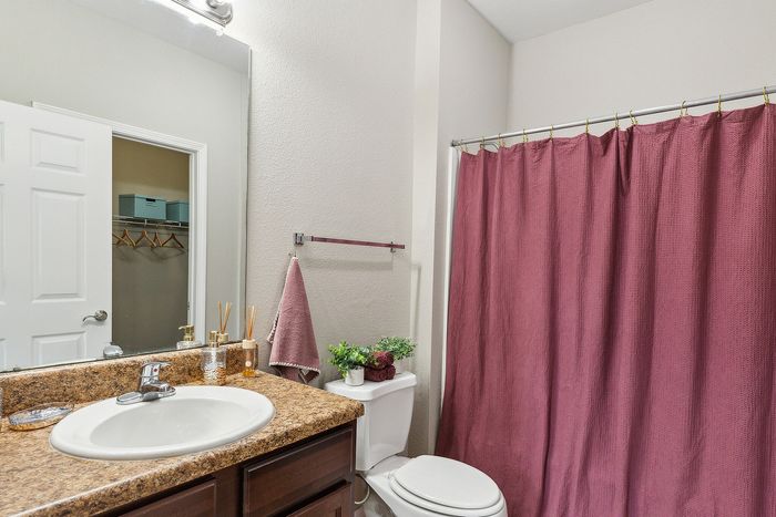4BR/4BA Townhome Standard Ensuite Bathroom