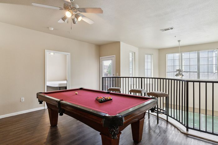 4BR/4BA Townhome Large Upstairs Loft (Pool Table + Mini Bar Included)