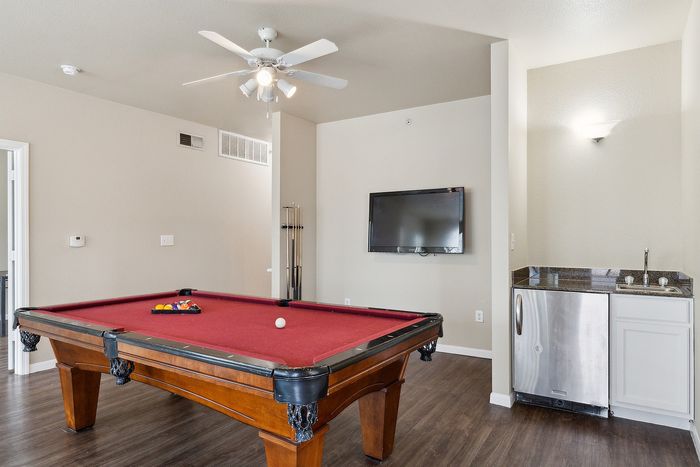 4BR/4BA Townhome Large Upstairs Loft (Pool Table + Mini Bar Included)